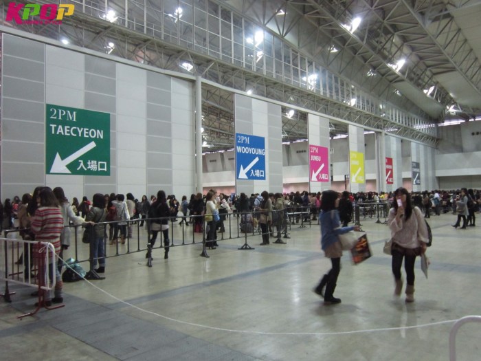 Esse foi um evento de Hightouch com 2PM, você podia ir caso achasse um papelzinho especial dentro do single "Take off"! Cada fila levava para um deles =)!